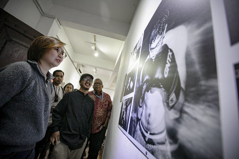 Wakil Menteri Ekonomi/ Wakil Kepala Badan Ekonomi Kreatif ke-1 Irene Umar melihat karya foto dengan didampingi oleh pewarta foto kumparan Jamal Ramadhan pada pameran Rekam Jakarta 2025 Metamorph di Galeri Cemara, Jakarta Pusat, Jumat (22/8/2025). Foto: Dok. PFI Jakarta