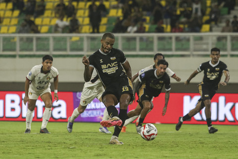 Pesepak bola Dewa United Alex Martins Ferreira mengeksekusi tendangan penalti ke gawang Persik Kediri pada pertandingan BRI Super League 2025/2026 di Banten International Stadium, Kabupaten Serang, Banten, Jumat (22/8/2025). Foto: Angga Budhiyanto/ANTARA FOTO