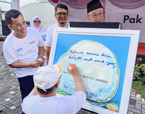 Mendikdasmen Abdul Mu'ti menulis pesan untuk para siswa SD Al Hikmah Surabaya.