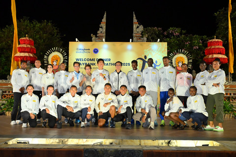 Yuki Kawauchi bersama para pelari internasional lain. Foto: dok. Maybank Indonesia