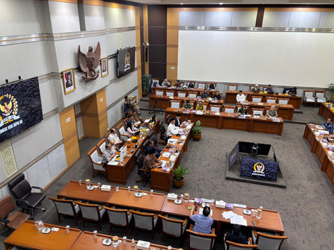 Suasana rapat Komisi VIII DPR bersama DPD RI membahas RUU Haji dan Umrah di Kompleks Parlemen, Senayan, Jakarta Pusat pada Sabtu (23/8). Foto: Abid Raihan/kumparan