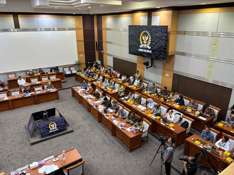Suasana rapat Komisi VIII DPR bersama DPD RI m... </div>
<div class=