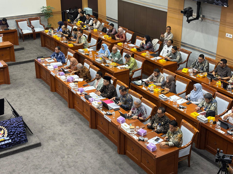 Suasana rapat Komisi VIII DPR bersama DPD RI membahas RUU Haji dan Umrah di Kompleks Parlemen, Senayan, Jakarta Pusat pada Sabtu (23/8). Foto: Abid Raihan/kumparan