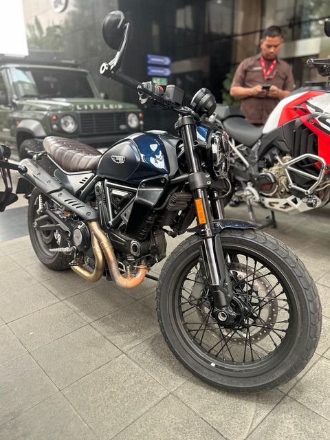 Motor gede (moge) Ducati Scrambler Nightshift milik Wakil Menteri Ketenagakerjaan (Wamenaker), Immanuel Ebenezer atau Noel, yang disita terkait kasus dugaan pemerasan dalam pengurusan sertifikasi K3 di Kemnaker. Foto: Dok. KPK