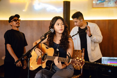 Maisha Kanna dalam showcase EP terbarunya, Katanya Bahagia Jatuh Cinta, Sabtu (23/8/2025). Foto: Dok. Istimewa