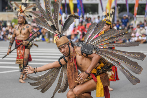 Pegiat seniman Dayak Kalimantan Timur unjuk kebolehan saat mengikuti pawai pembangunan dan karnaval budaya nusantara 2025 di Samarinda, Kalimantan Timur, Sabtu (23/8/2025).  Foto: ANTARA FOTO/M Risyal Hidayat