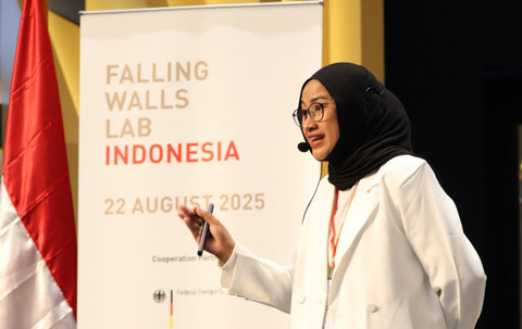 Aksi juara 1, *Fadhilah Trya Wulandari* yang membawakan topik  Breaking the Wall of Climate Injustice for People with Disabilities.