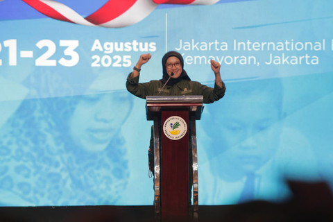 Menpan-RB Rini Widyantini menyampaikan paparan saat Retreat kepala sekolah dan guru Sekolah Rakyat di JIExpo Kemayoran, Jakarta, Jumat (22/8/2025). Foto: Dok. Kemensos