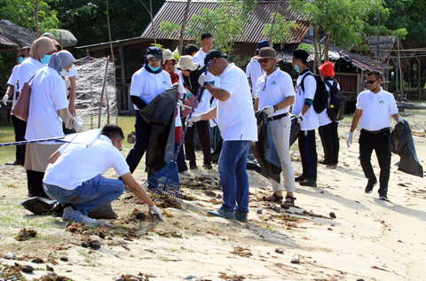 Sejumlah relawan bersama warga melakukan aksi membersihkan sampah pantai di Kawasan Pantai wisata Desa Lhok Bubon, Samatiga, Aceh Barat, Aceh, Sabtu (23/8/2025). Foto: Syifa Yulinnas/ANTARA FOTO
