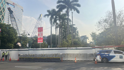 Suasana proyek MRT di persimpangan Kebon Sirih-Jalan M. H. Thamrin, Jakarta Pusat yang sempat ada kepulan asap, Sabtu (23/8/2025). Foto: Nasywa Athifah/kumparan