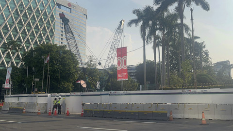 Suasana proyek MRT di persimpangan Kebon Sirih-Jalan M. H. Thamrin, Jakarta Pusat yang sempat ada kepulan asap, Sabtu (23/8/2025). Foto: Nasywa Athifah/kumparan
