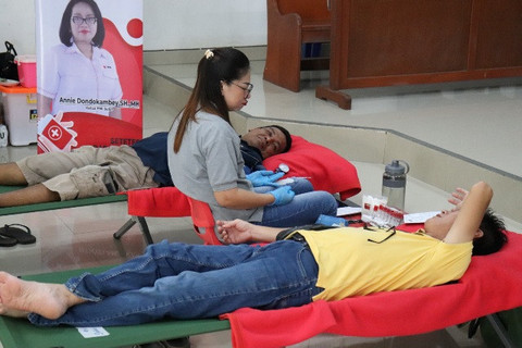 Kegiatan donor darah yang digelar Hotel Aryaduta Manado di Gereja GMIM Getsemani Bailang, Kota Manado, Sulawesi Utara ( Sulut).