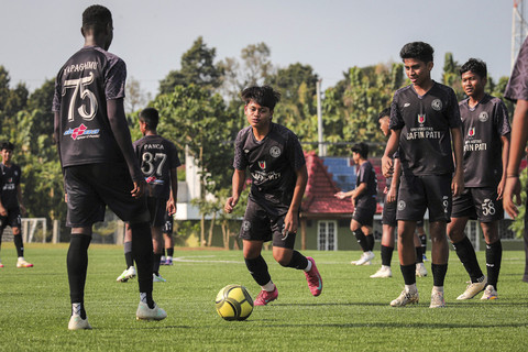 Sejumlah siswa sekolah sepak bola mengikuti sesi latihan di Safin Pati Sports School, Kabupaten Pati, Jawa Tengah, Sabtu (23/8/2025). Foto: Iqbal Firdaus/kumparan