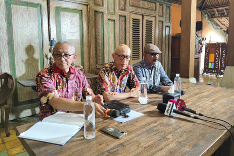 Ayah Arya Daru Pangayunan, Subaryono (tengah), bersama kuasa hukumnya menggelar konpres di Kota Yogyakarta, Sabtu (23/8/2025). Foto: Arfiansyah Panji Purnandaru/kumparan