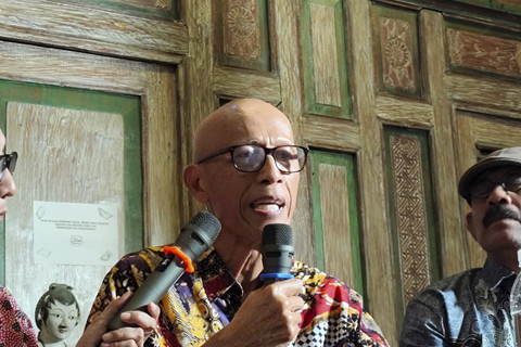 Ayah Arya Daru Pangayunan, Subaryono menggelar konpres di Kota Yogyakarta, Sabtu (23/8/2025). Foto: Arfiansyah Panji Purnandaru/kumparan
