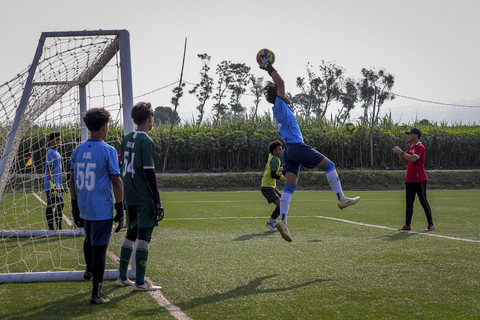 Sejumlah siswa sekolah sepak bola mengikuti sesi latihan di Safin Pati Sports School, Kabupaten Pati, Jawa Tengah, Sabtu (23/8/2025). Foto: Iqbal Firdaus/kumparan