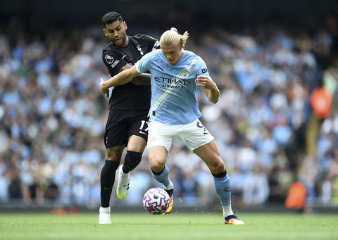 Pemain Manchester City Erling Haaland berusaha melewati pemain Tottenham Hotspur Christian Romero dalam pertandingan Liga Inggris di Stadion Etihad, Manchester, Inggris, Sabtu (23/8/2025). Foto: Peter Powell/Reuters