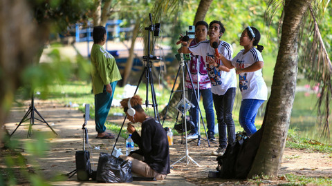 Sejumlah tiktoker yang sedang berburu cuan dengan karaoke daring di tepian Danau Jakabaring Palembang, Sabtu (23/8) Foto: abp/urban id