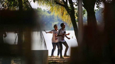 Dua orang tiktoker yang asyik berjoget bernyanyi di tepian Danau Jakabaring Palembang, Sabtu (23/8) Foto: abp/urban id