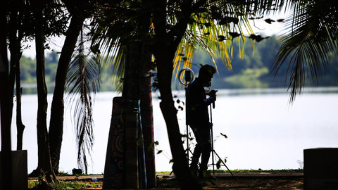 Seorang tiktoker yang sedang berburu cuan dengan bernyanyi daring di tepian Danau Jakabaring Palembang, Sabtu (23/8) Foto: abp/urban id