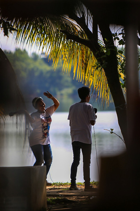 Dua orang tiktoker yang sedang berburu cuan memanfaatkan lanskap Danau Jakabaring Palembang demi berburu cuan, Sabtu (23/8) Foto: abp/urban id