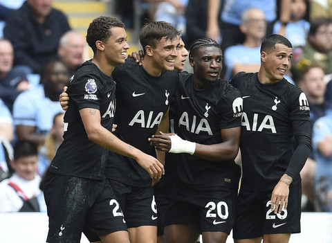 Pemain Tottenham Hotspur Joao Palhinha berselebrasi bersama rekan setimnya usai mencetak gol ke gawang Manchester City pada Pertandingan Liga Inggris di Stadion Etihad, Manchester, Inggris, Sabtu (23/8/2025). Foto: Peter Powell/Reuters