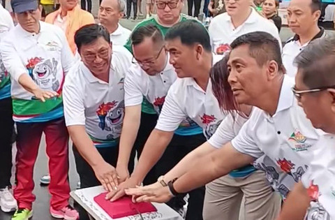 Gubernur Sulawesi Utara, Yulius Selvanus, bersama dengan beberapa kepala daerah saat melaunching logo dan maskot Porprov XII Sulawesi Utara.