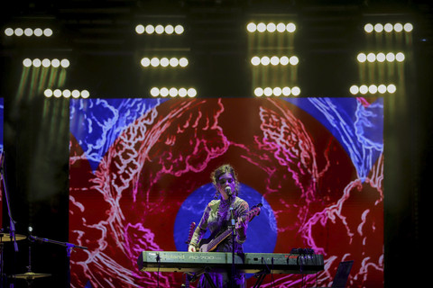 Penyanyi Elise Trouw tampil di Karma Stage LaLaLa Festival 2025, Sabtu (23/8/2025). Foto: Jamal Ramadhan/kumparan