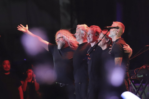 Band rock alternatif asal Denmark, MEW, tampil dalam Lalala Festival 2025 di JI-Expo Kemayoran, Jakarta, Sabtu (23/8/2025). Foto: Jamal Ramadhan/kumparan