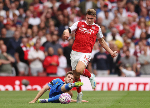 Anton Stach menjegal Viktor Gyokeres saat Arsenal vs Leeds United dalam laga pekan kedua Liga Inggris 2025/26 di Stadion Emirates, London, Sabtu (23/8) malam WIB. Foto: REUTERS/David Klein