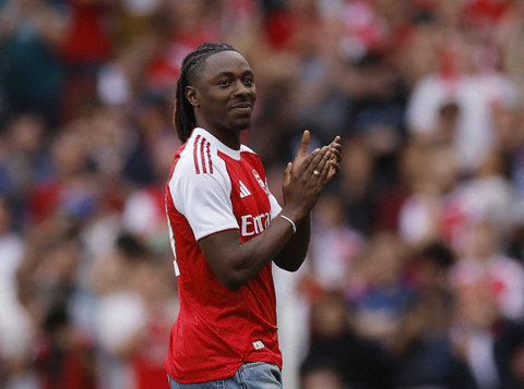 Eberechi Eze diperkenalkan sebelum Arsenal vs Leeds United dalam laga pekan kedua Liga Inggris 2025/26 di Stadion Emirates, London, Sabtu (23/8) malam WIB. Foto: Action Images via Reuters/Andrew Couldridge