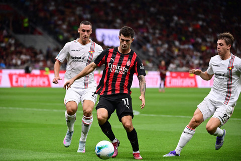 Christian Pulisic (tengah) saat AC Milan vs Cremonese dalam laga pekan pertama Liga Italia 2025/26 di Stadion San Siro, Minggu (24/8) dini hari WIB. Foto: AFP/Piero Cruciatti