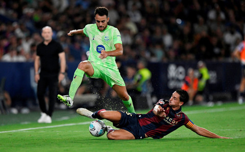 Duel Eric Garcia dengan Pablo Martinez saat Levante vs Barcelona dalam laga pekan pertama Liga Spanyol 2025/26 di Stadion Ciutat de Valencia, Minggu (24/8) dini hari WIB. Foto: REUTERS/Pablo Morano