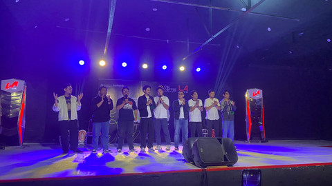 Sadana Agung dan komedian lokal dari Pontianak mengucapkan terima kasih di akhir acara usai menyuguhkan penampilan stand up comedy-nya masing-masing. Foto: Alycia Tracy Nabila/HiPontianak