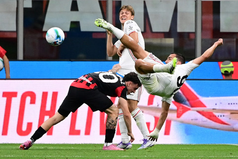 Pemain Cremonese Federico Bonazzoli mencetak gol ke gawang AC Milan pada pertandingan Liga Italia di San Siro, Milan, Italia, Sabtu (23/8/2025). Foto: Piero CRUCIATTI / AFP