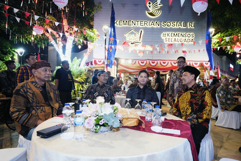Mensos Saifullah Yusuf atau Gus Ipul menyambut kedatangan Anggota DPR RI sekaligus Ketua Fraksi Gerindra Budisatrio Djiwandono di Gedung Aneka Bhakti, Kemensos, Jakarta, Sabtu (23/8/2025). Foto: Kemensos RI