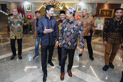 Mensos Saifullah Yusuf atau Gus Ipul menyambut kedatangan Anggota DPR RI sekaligus Ketua Fraksi Gerindra Budisatrio Djiwandono di Gedung Aneka Bhakti, Kemensos, Jakarta, Sabtu (23/8/2025). Foto: Kemensos RI