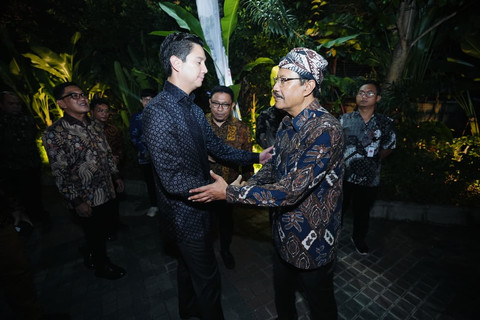 Mensos Saifullah Yusuf atau Gus Ipul menyambut kedatangan Anggota DPR RI sekaligus Ketua Fraksi Gerindra Budisatrio Djiwandono di Gedung Aneka Bhakti, Kemensos, Jakarta, Sabtu (23/8/2025). Foto: Kemensos RI