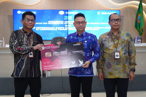 Penyerahan secara simbolis Kartu Kredit Pemerintah Daerah (KKPD). Foto: Dok. Prokopim Pemkot Pontianak