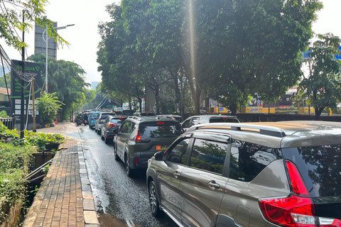 Suasana macet karena adanya proyek galian di depan Cibis Park, Jalan TB Simatupang, Jakarta Selatan, Minggu (24/8/2025). Foto: Nasywa Athifah/kumparan