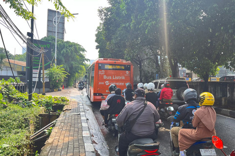 Suasana macet karena adanya proyek galian di depan Cibis Park, Jalan TB Simatupang, Jakarta Selatan, Minggu (24/8/2025). Foto: Nasywa Athifah/kumparan