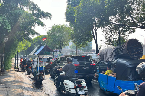 Suasana macet karena adanya proyek galian di depan Cibis Park, Jalan TB Simatupang, Jakarta Selatan, Minggu (24/8/2025). Foto: Nasywa Athifah/kumparan