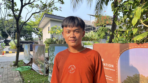 Fadli (17), seorang pelajar usai melewati trotoar yang akan dialihfungsikan di Jalan TB Simatupang, Jakarta Selatan, Minggu (24/8/2025). Foto: Nasywa Athifah/kumparan