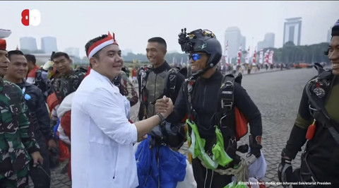 Momen Seskab Teddy Indra Wijaya bertemu dengan pelatihnya di event Merdeka Run 8.0K di Monas, Jakarta, Minggu (24/8/2025). Foto: YouTube/ Sekretariat Presiden