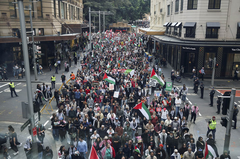 Para demonstran memegang plakat dan bendera saat mereka berpartisipasi dalam protes 'Pawai Nasional untuk Palestina' di Sydney, Australia, Minggu (24/8/2025). Foto: Hollie Adams/REUTERS