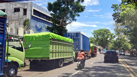 Antrean kendaraan besar yang ingin mengisi solar di salah satu SPBU di Kota Manado, Sulawesi Utara.