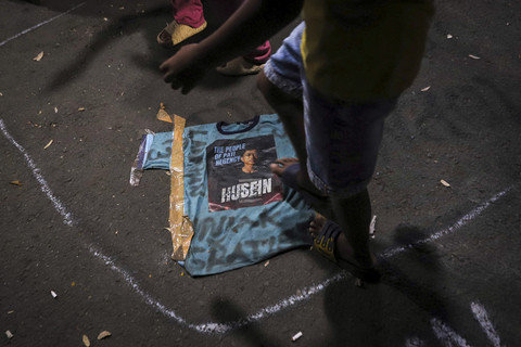 Warga Pati menginjak kaus bergambar Husein yang berdamai dengan Bupati Pati Sudewo, Husein dianggap berbelot dengan perjuangan rakyat Pati di Posko Masyarakat Pati Bersatu di Alun-Alun Pati, Jawa Tengah. Foto: Iqbal Firdaus/kumparan