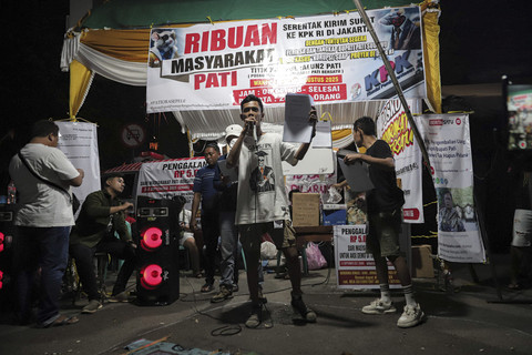 Warga Pati berkumpul di Posko Masyarakat Pati Bersatu di Alun-Alun Pati, Jawa Tengah. Foto: Iqbal Firdaus/kumparan