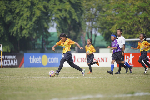 Aksi Agnia Nurul Fadhila Rohmah penggawa tim KU 10 SDN Kalirungkut I/264 di pertandingan final MilkLife Soccer Challenge Surabaya Seri 1 2025 - 2026 saat bertemu dengan SDN Ngagel Rejo I/396... </div>
<div class=