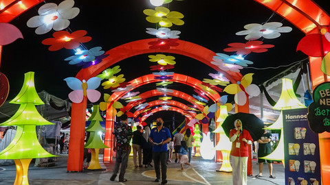 Gemerlap Warna-warni hiasan lampion memanjakan pengunjung di Festival Lentera Sriwijaya Palembang, Minggu (24/8) Foto: abp/urban id